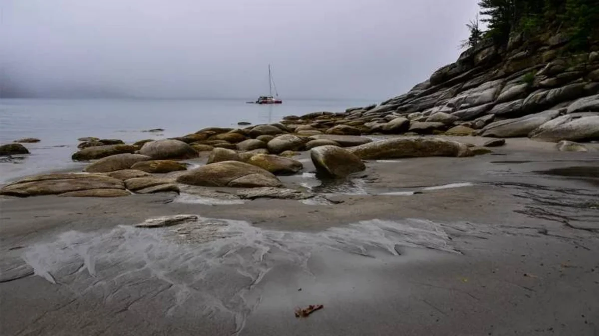 Погиб мужчина, которого унесло на бочке в Охотское море