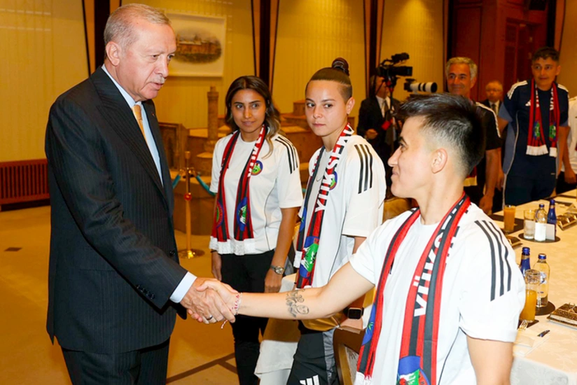 Erdogan meets with Azerbaijan womens national football team