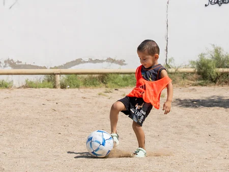 AFFA Sumqayıtda azyaşlıları futbol inventarları ilə təmin edib