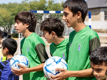 AFFA Sumqayıtda azyaşlıları futbol inventarları ilə təmin edib