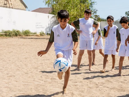 AFFA Sumqayıtda azyaşlıları futbol inventarları ilə təmin edib