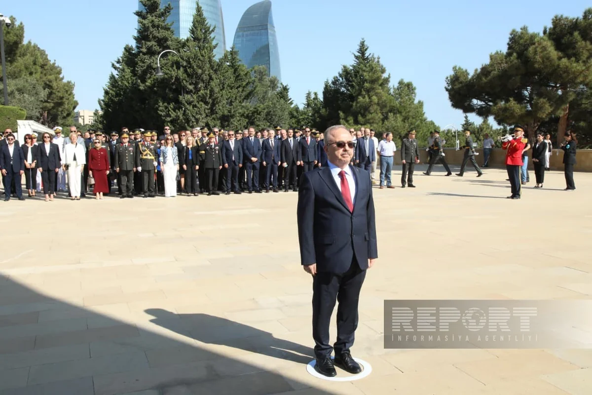 Türkiyənin Zəfər bayramı münasibətilə Bakıdakı Türk şəhidliyi abidəsi ziyarət olunub
