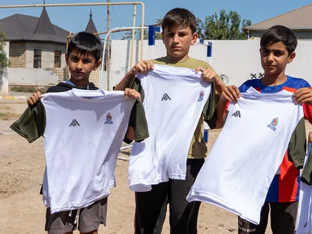 AFFA Sumqayıtda azyaşlıları futbol inventarları ilə təmin edib