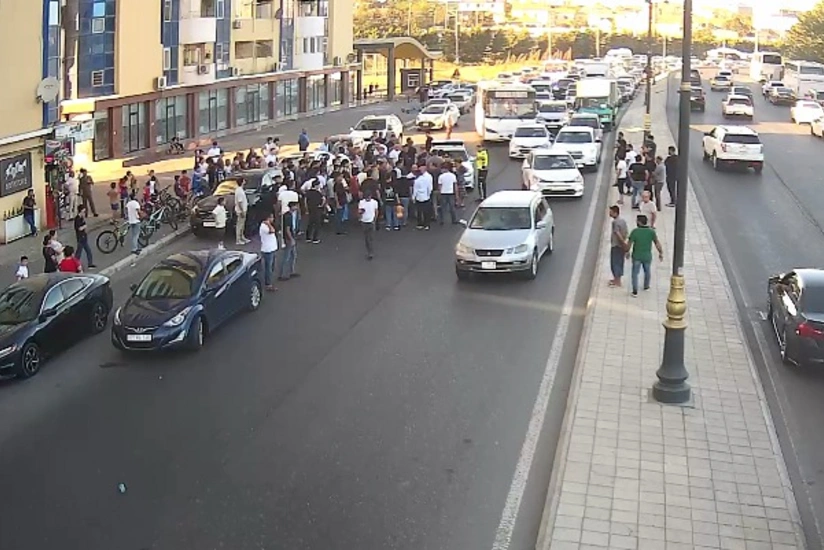 Bakıda avtomobil piyadanı vurub, yolda sıxlıq yaranıb
