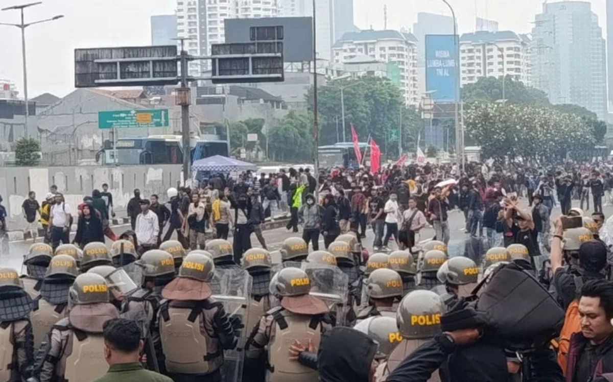 В трех индонезийских провинциях протестующие подожгли здания парламентов