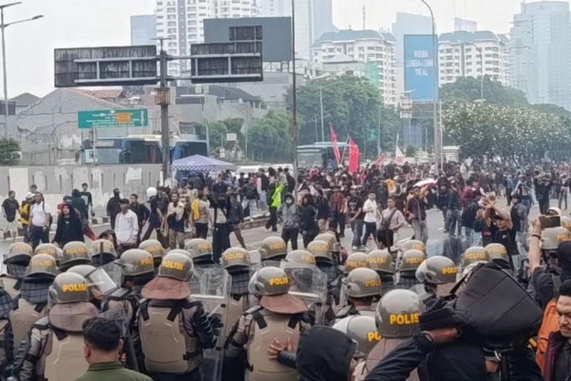 В трех индонезийских провинциях протестующие подожгли здания парламентов