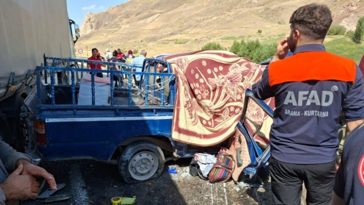Türkiyədə iki yük maşını toqquşub, ölənlər və yaralananlar var