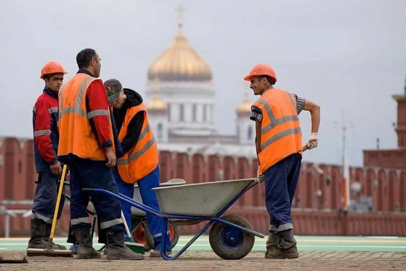 В Москве и Подмосковье с 1 сентября начинается эксперимент по учету трудовых мигрантов через приложение