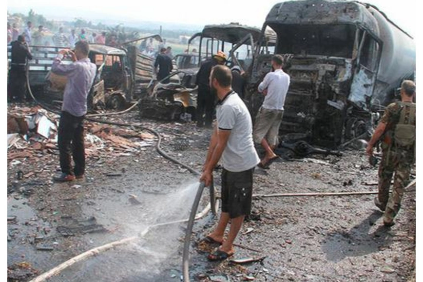 Suriyada avtobus neft sisternilə toqquşub, 12 nəfər ölüb