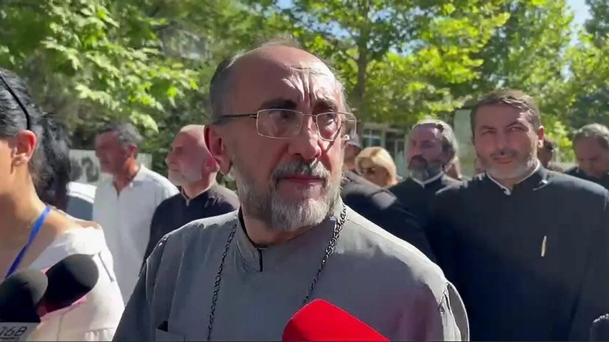 İrəvan məhkəməsi arxiyepiskop Mikael Acapaxyanın həbs müddətini bir ay uzadıb