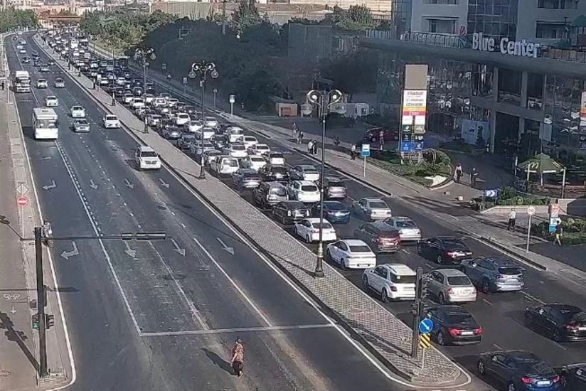 В Баку на ряде улиц и проспектов затруднено движение транспорта