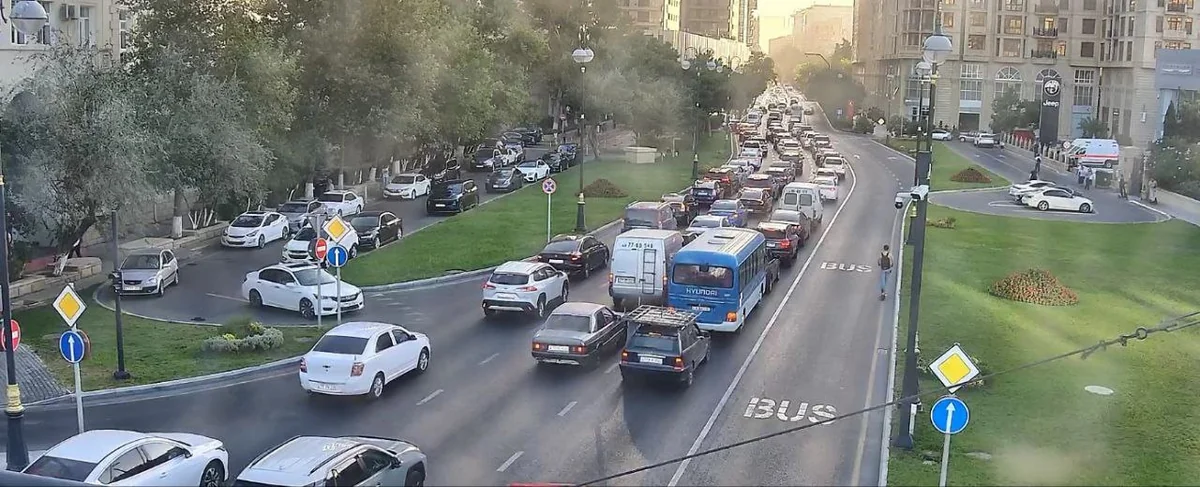 Bakının bir sıra yollarında nəqliyyatın sıxlığı yaranıb - SİYAHI