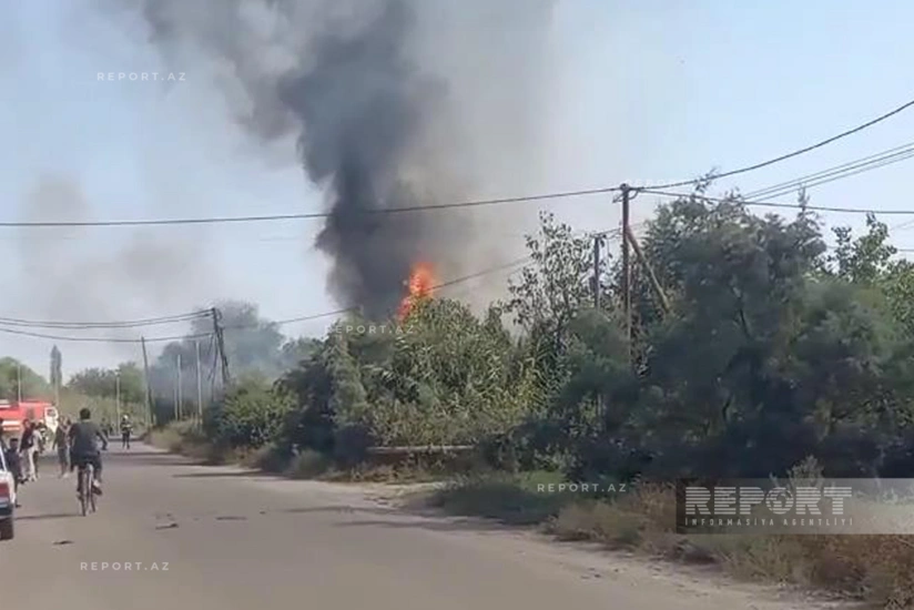 Sabirabadda ot bağlamaları yığılmış yardimçı tikili yanır