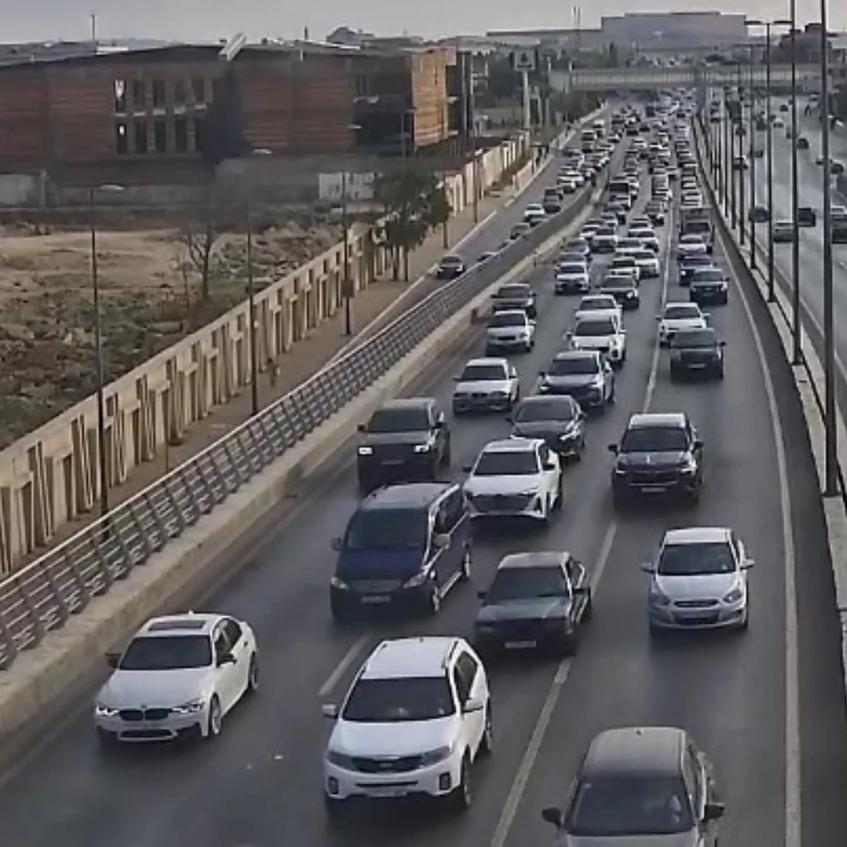 Bakının bir sıra yollarında nəqliyyatın sıxlığı müşahidə olunur - SİYAHI