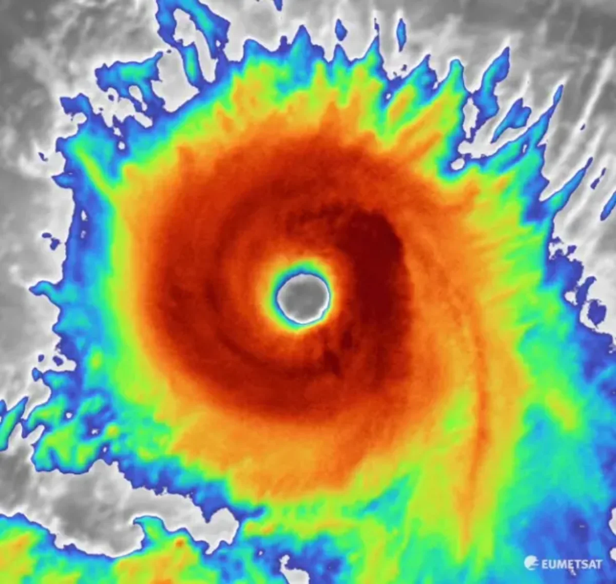 Havay adalarında qasırğa səbəbindən fövqəladə vəziyyət elan edilib