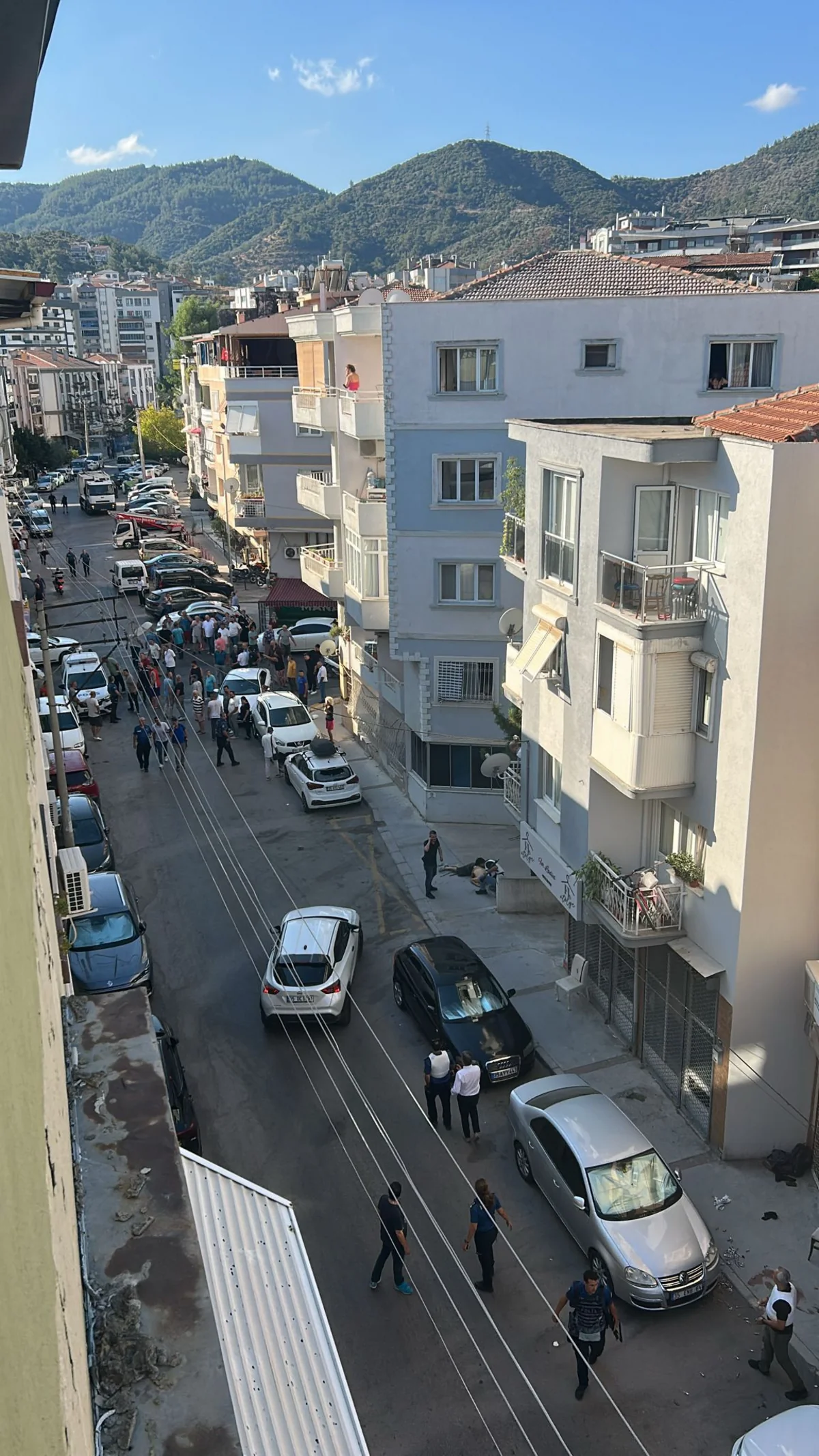 İzmirdə polis idarəsinə silahlı hücum edərək iki polisi qətlə yetirən şəxs ölüb - YENİLƏNİB-2