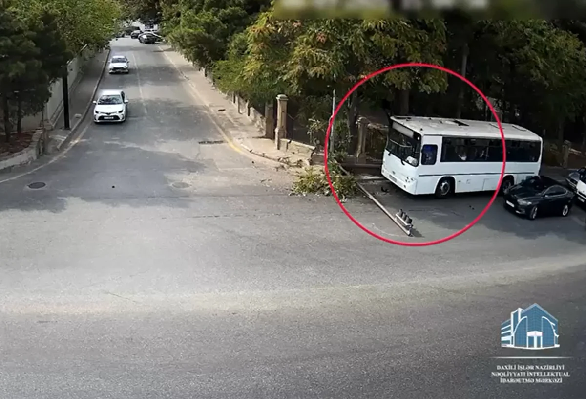 Bakıda sürücü diqqətsizliyi işıqforun yararsız vəziyyətə düşməsinə səbəb olub