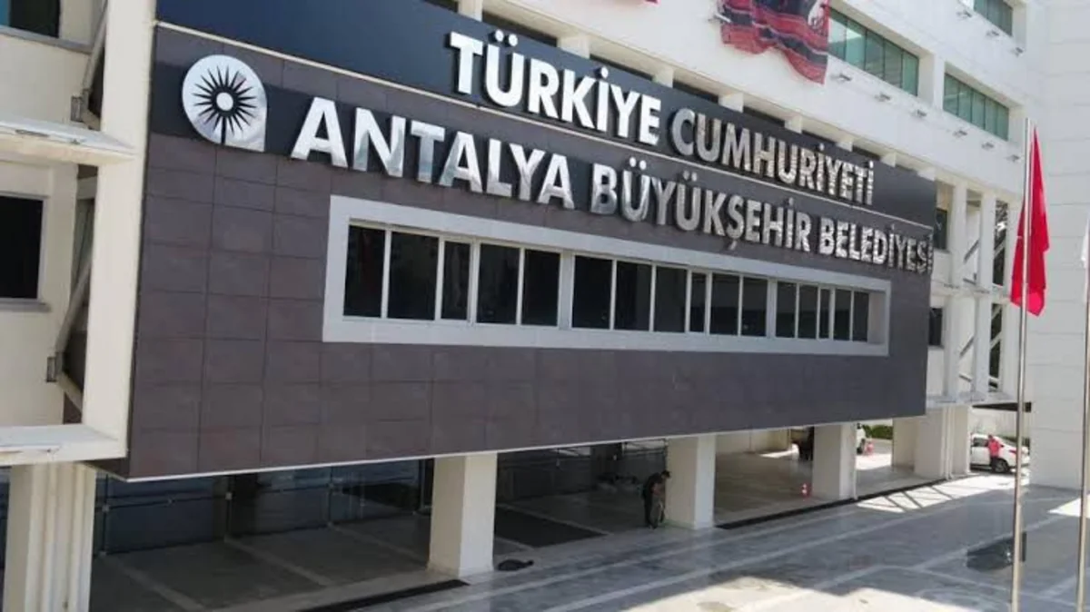 Antalya Böyükşəhər Bələdiyyəsində rüşvət əməliyyatı: 20 nəfər barədə həbs qərarı verilib