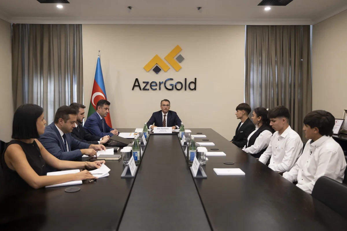 Zakir İbrahimov Gələcəyin mədənçisi layihəsinin tələbə adını qazanmış iştirakçıları ilə görüşüb