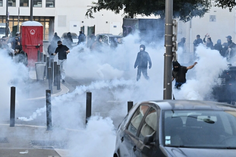 Over 180 protesters detained in Paris amid parliamentary unrest
