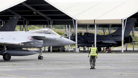 Makron: Polşaya üç Rafale qırıcı təyyarəsi göndərəcəyik