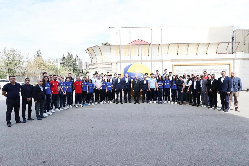 Federasiya prezidenti III MDB Oyunlarında iştirak edəcək voleybolçularla görüşüb