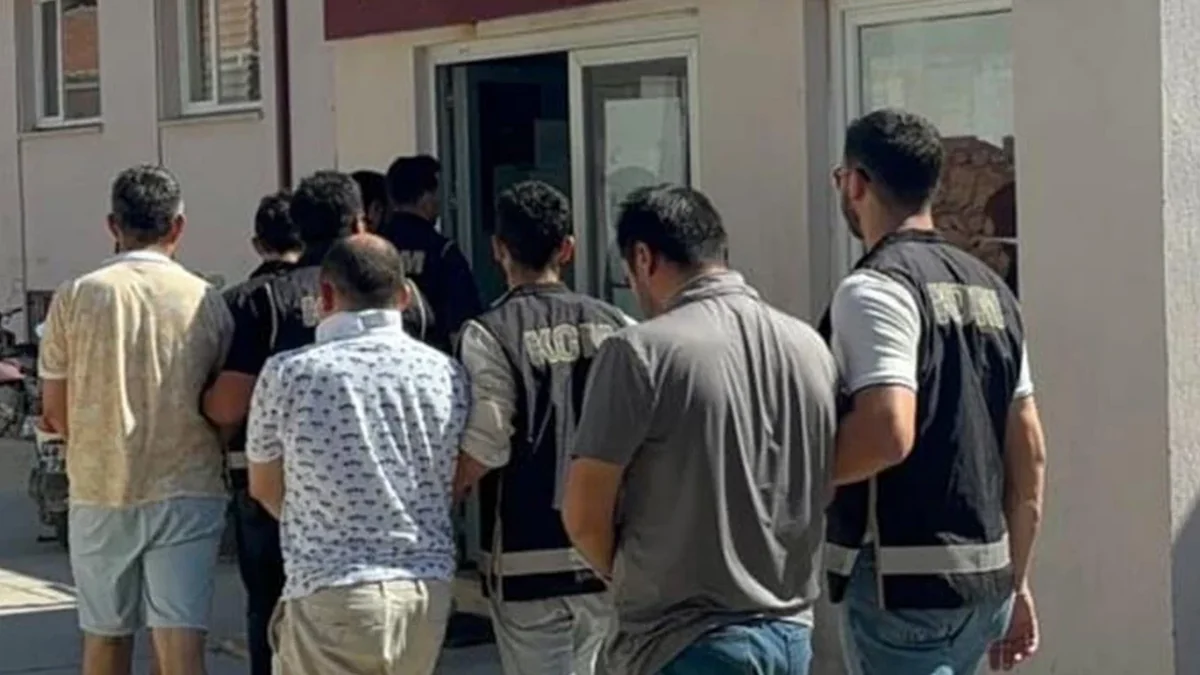 В Турции при попытке уехать в Грецию задержаны восемь членов FETO