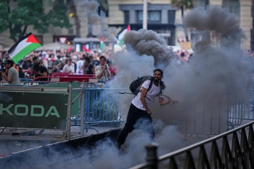 Полиция Испании применила силу против протестующих на Вуэльте