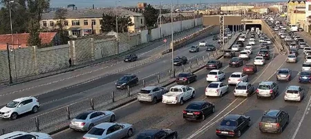İlk dərs günündə Bakı yollarında nəqliyyatın sıxlığı yaranıb