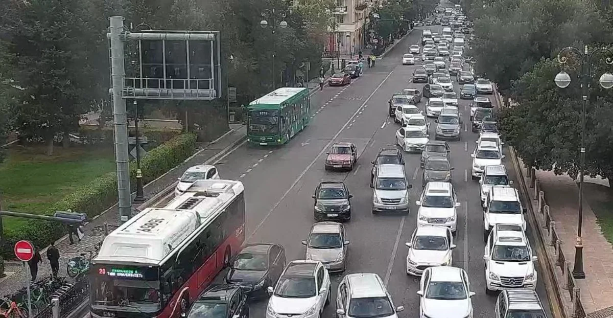 İlk dərs günündə Bakı yollarında nəqliyyatın sıxlığı yaranıb