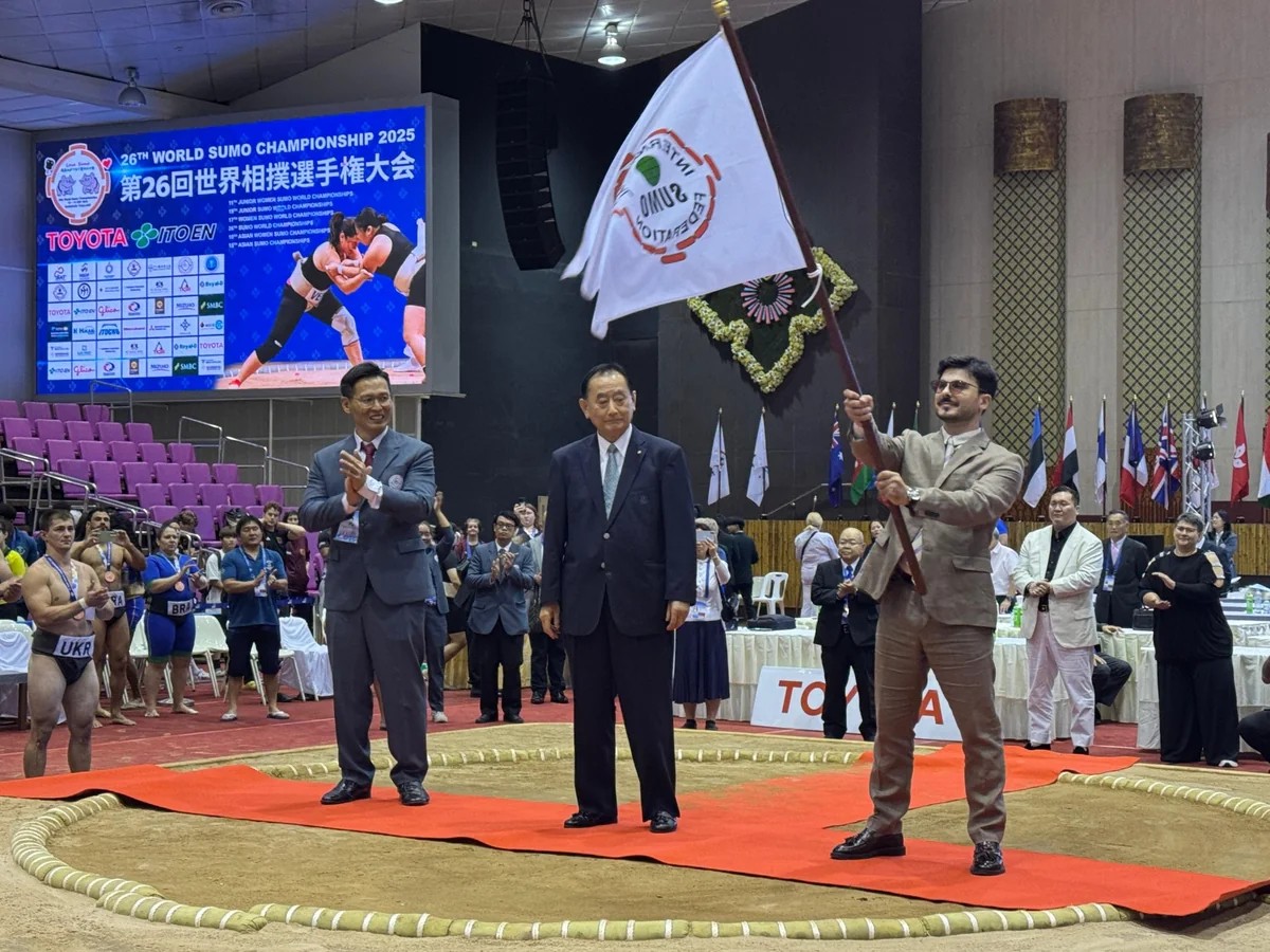 Sumo üzrə dünya çempionatında yarışın rəsmi bayrağı Azərbaycana təqdim olunub