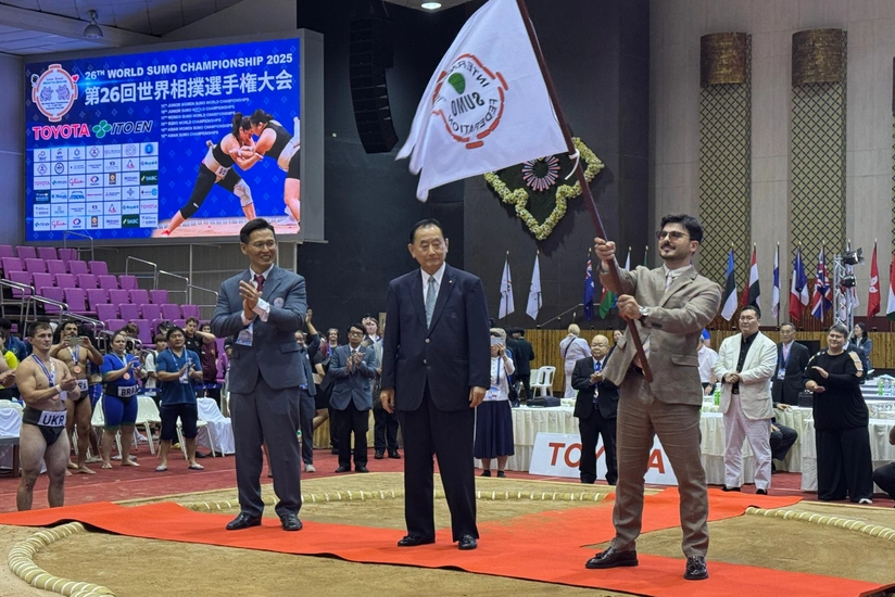 Sumo üzrə dünya çempionatında yarışın rəsmi bayrağı Azərbaycana təqdim olunub