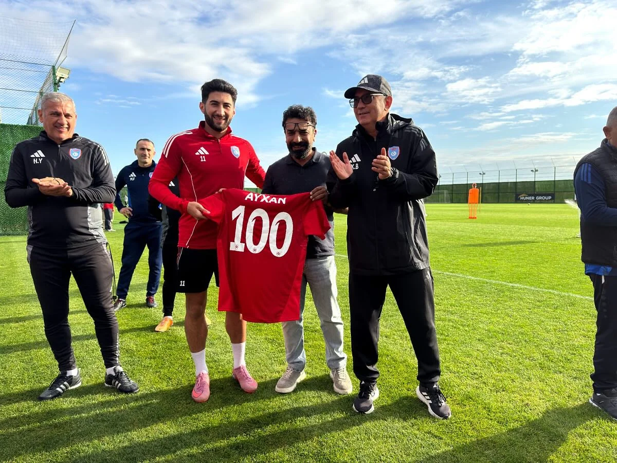 Kurban Berdıyev Turan Tovuzun futbolçusuna forma hədiyyə edib