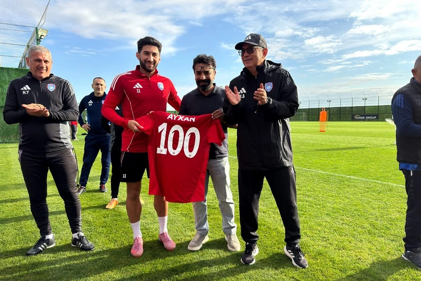 Kurban Berdıyev Turan Tovuzun futbolçusuna forma hədiyyə edib