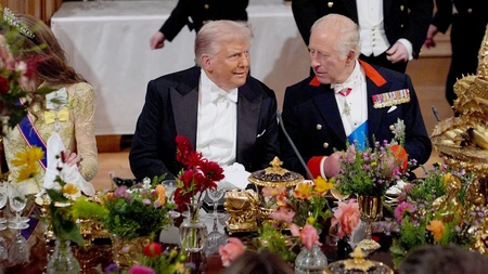 Trump gives UK King replica of historic sword