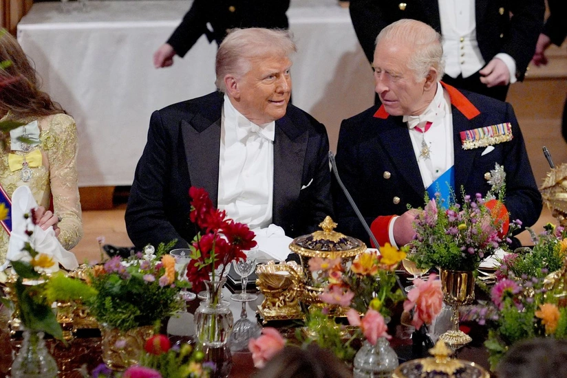 Трамп подарил Карлу III реплику меча Эйзенхауэра