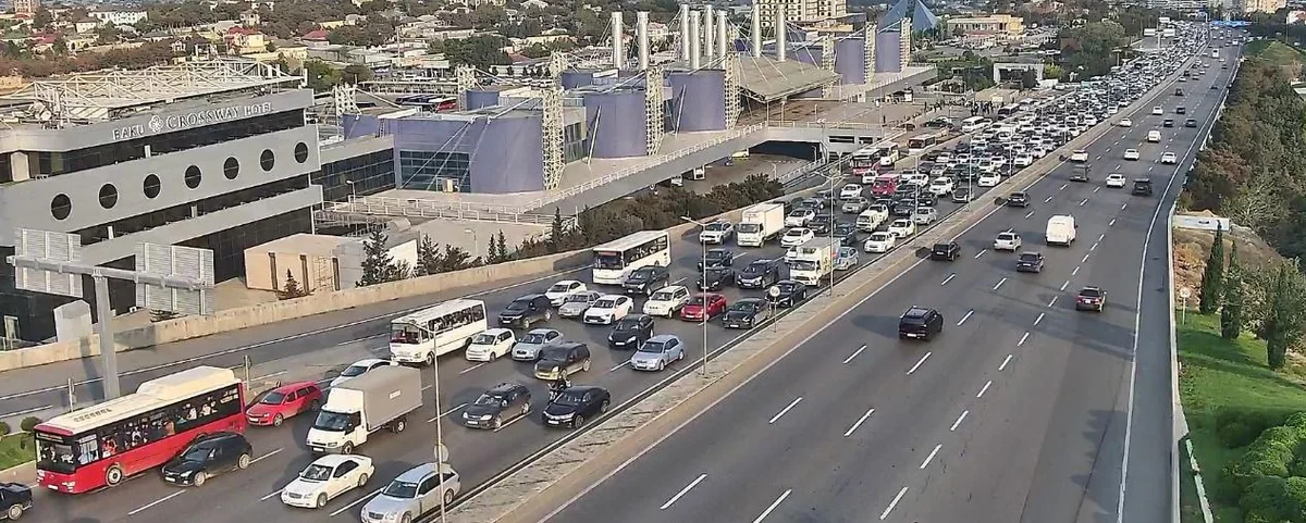 Bakıda 17 istiqamətdə nəqliyyatın sıxlığı yaranıb - SİYAHI