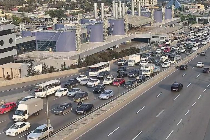 Bakıda 17 istiqamətdə nəqliyyatın sıxlığı yaranıb - SİYAHI