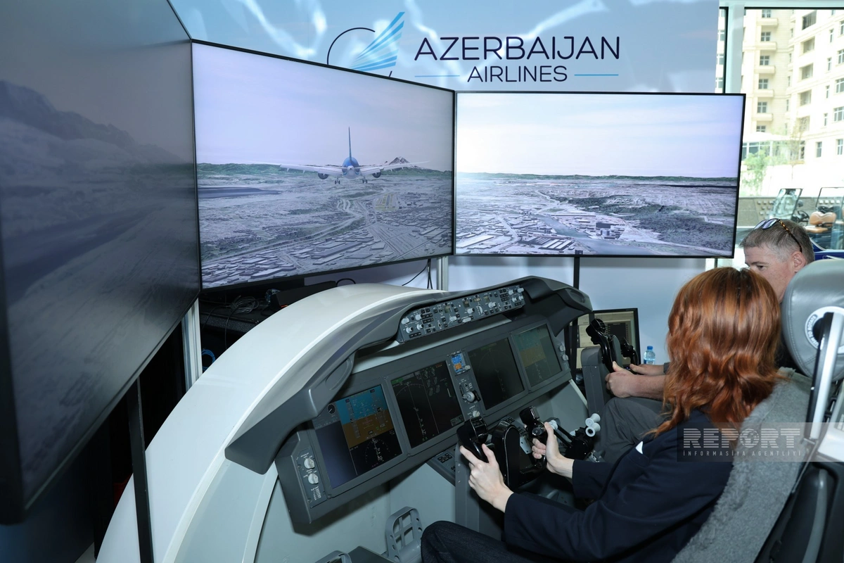 AZAL showcases Boeing 787 Dreamliner flight simulator in Baku