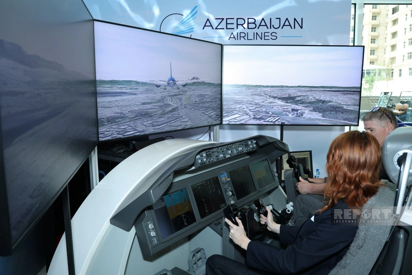 AZAL Bakıda Boeing 787 Dreamliner uçuş simulyatorunu nümayiş etdirir