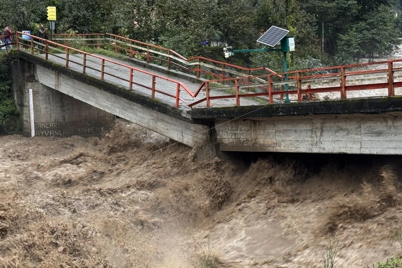 Türkiyənin Rize vilayətində sel körpünü uçurub, torpaq sürüşməsi baş verib
