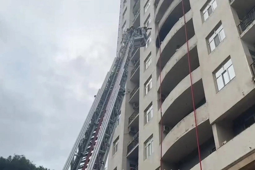 Bakıda çoxmərtəbəli binada yanğın tam söndürülüb - YENİLƏNİB