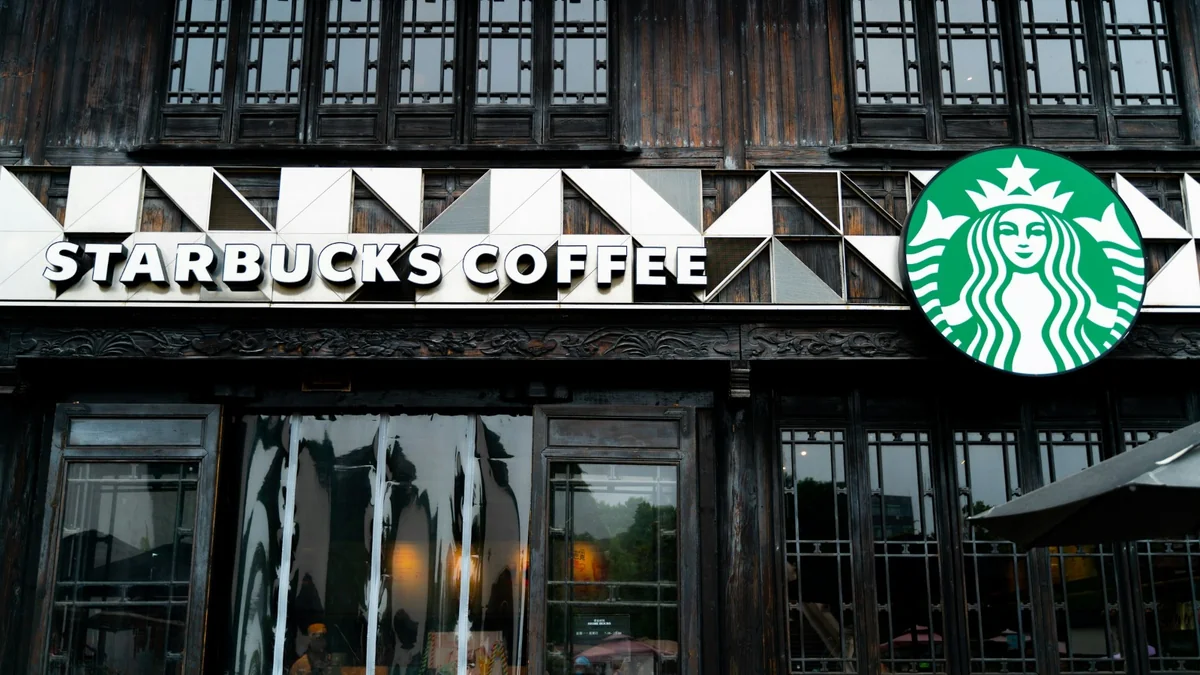 Starbucks сократит 900 сотрудников и закроет более ста кофеен