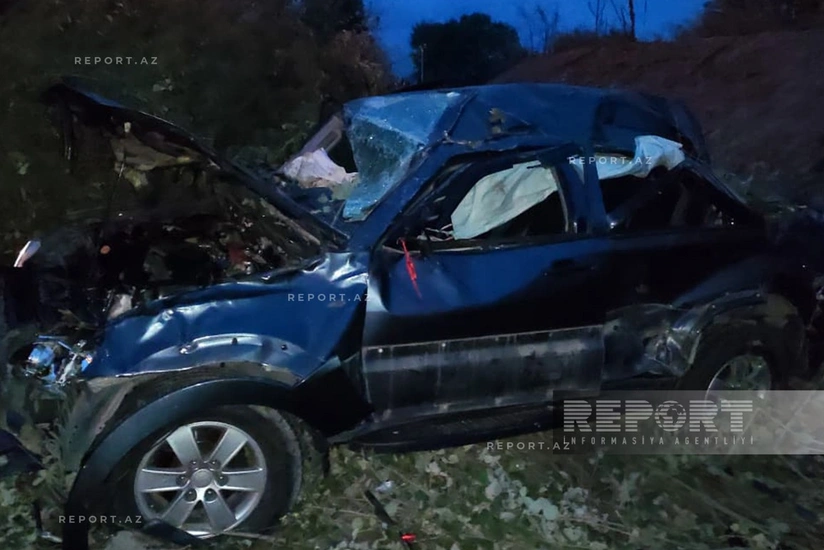 Xaçmazda minik avtomobili çaya aşıb, xəsarət alanlar var