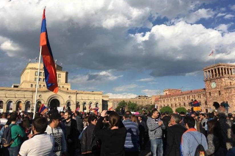В Ереване перед зданием парламента проходит акция с требованием отставки Пашиняна