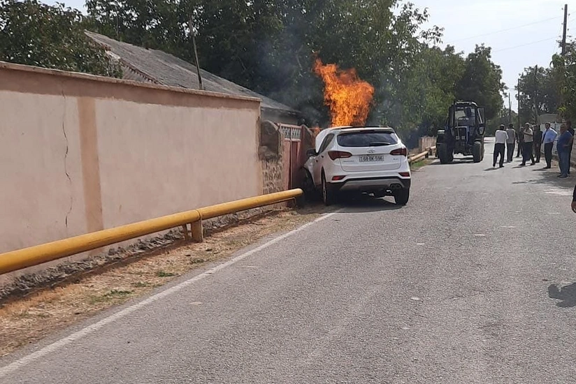 Şərurda avtomobil qaz xəttinə çırpılıb