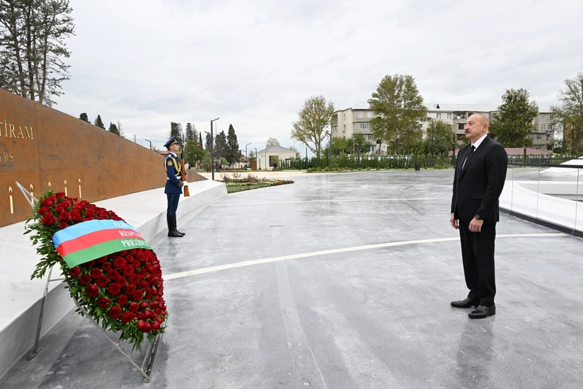 İlham Əliyev Anım Günü ilə bağlı şəhidlərin xatirəsini bir dəqiqəlik sükutla yad edib