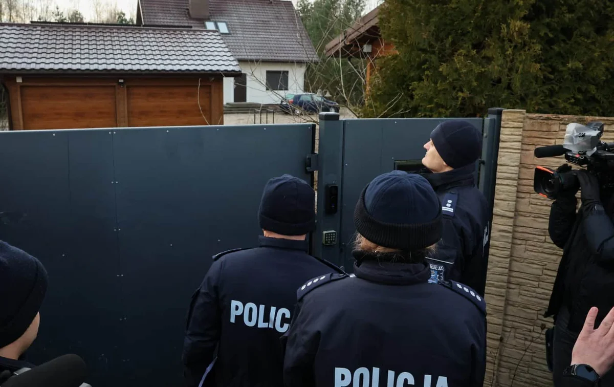 Polşada polislər sabiq naziri Seymə gətirmək üçün onun evinə gediblər