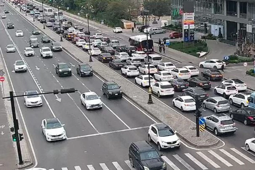 На ряде улиц и проспектов Баку затруднено движение транспорта