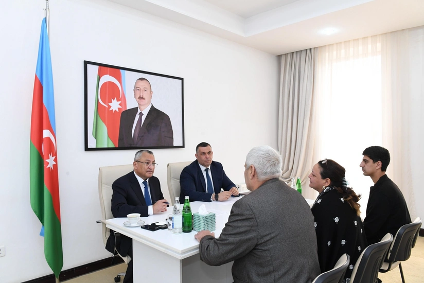 Rövşən Rzayev Qubada keçmiş məcburi köçkünlərin müraciətini dinləyib